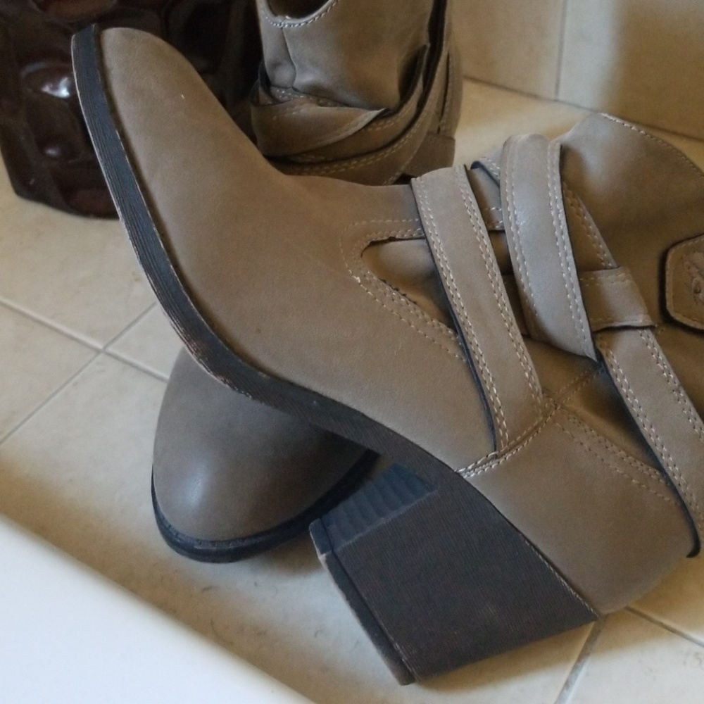Shoes - Picture 2 of 3